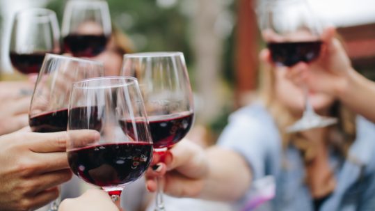 W-EET-je of je volgens de tafeletiquette mag klinken met glazen wijn?