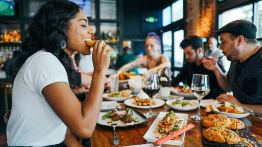 Eat2Gather wEETje waarom samen eten het teamgevoel versterkt?